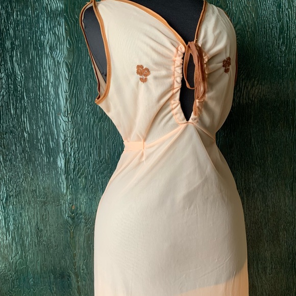Chiffon peach 1970s Bloomingdale’s chiffon nightgown - Picture 7 of 9
